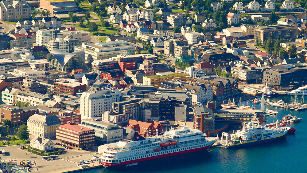 Luftfoto av Tromsø havn og bysentrum